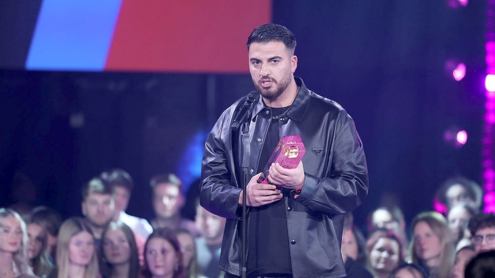 Tahsim Durgun wurde bei der 1Live-Krone-Verleihung im Dezember 2025 in der Kategorie „Beste Unterhaltung“ ausgezeichnet. (Archivbild) Foto: Friso Gentsch