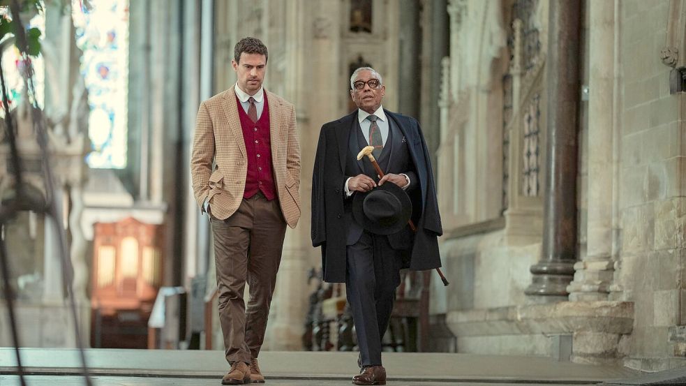 Theo James (l) hier zu sehen als Eddie Horniman und Giancarlo Esposito  als Stanley Johnston. (Handout) Foto: Christopher Raphael/Netflix/dpa