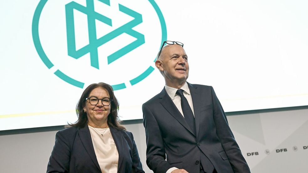 DFB-Boss Bernd Neuendorf und Vize Heike Ullrich: Die Frauen-Bundesliga geht eigene Wege. (Archivbild) Foto: Arne Dedert