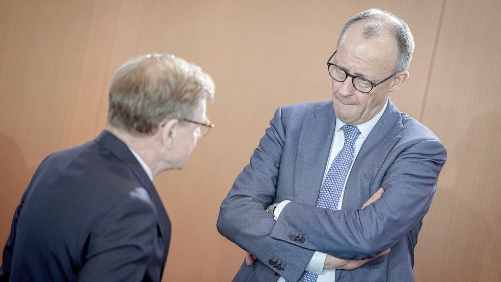 Geht es nach Kanzler Friedrich Merz (rechts), hätte die Bundesregierung schon früher Russland als Drahtzieher für den Drohnenangriff in Leipzig benannt. Einwände gab es jedoch unter anderem von Außenminister Johann Wadephul (links). Foto: dpa/Kay Nietfeld