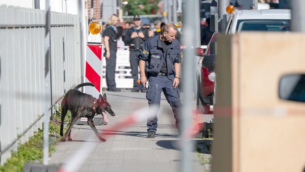 Ein Spürhund war im Einsatz. Foto: Peter Kneffel