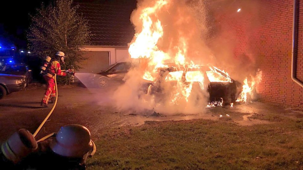 Die Feuerwehr konnte verhindern, dass das Feuer auf das Wohnhaus übergriff. Foto: Feuerwehr Minden/dpa