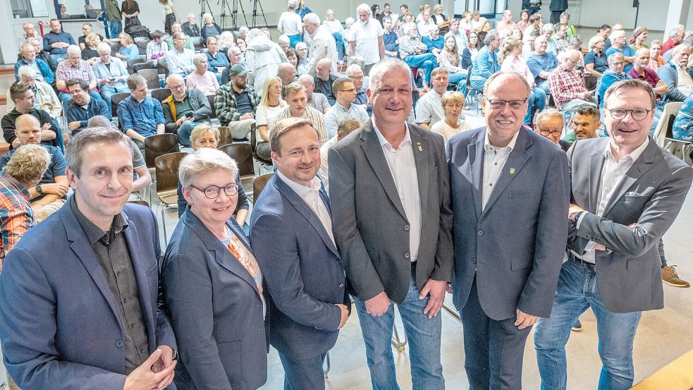 Die Teilnehmer der Podiumsdiskussion (von links): Redakteur Aiko Recke, Dr. Edith Ulferts (CDU), Helmut Emkes (FDP), Detlev Krüger (parteilos/Freie Wähler), Olaf Wiltfang (SPD) und Chefredakteur Lars Reckermann. Foto: Klaus Ortgies