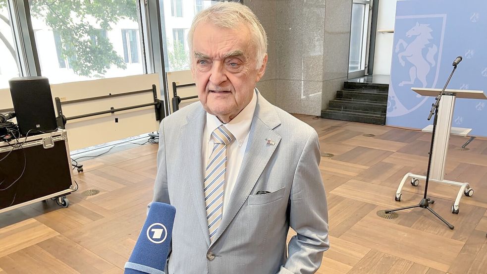 Nordrhein-Westfalens Innenminister Herbert Reul (CDU) sagt, eine Überwachung mit Polizeikräften sei angesichts der Dimension, etwa von Strom- oder Bahnnetzen, nicht möglich. Foto: Volker Danisch/dpa