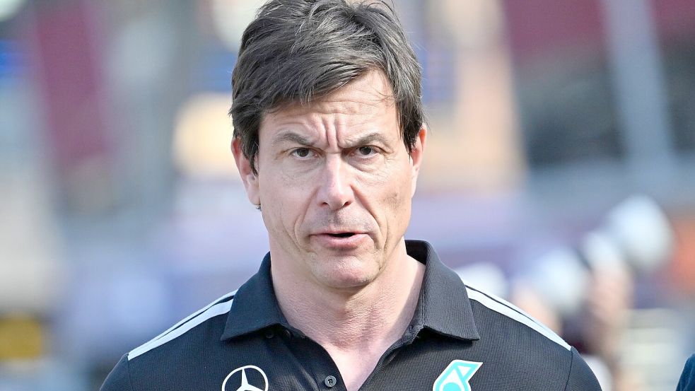 Teamchef Toto Wolff sieht Mercedes im Entwicklungsrennen im Rückstand. (Archivbild) Foto: Philippe Magoni