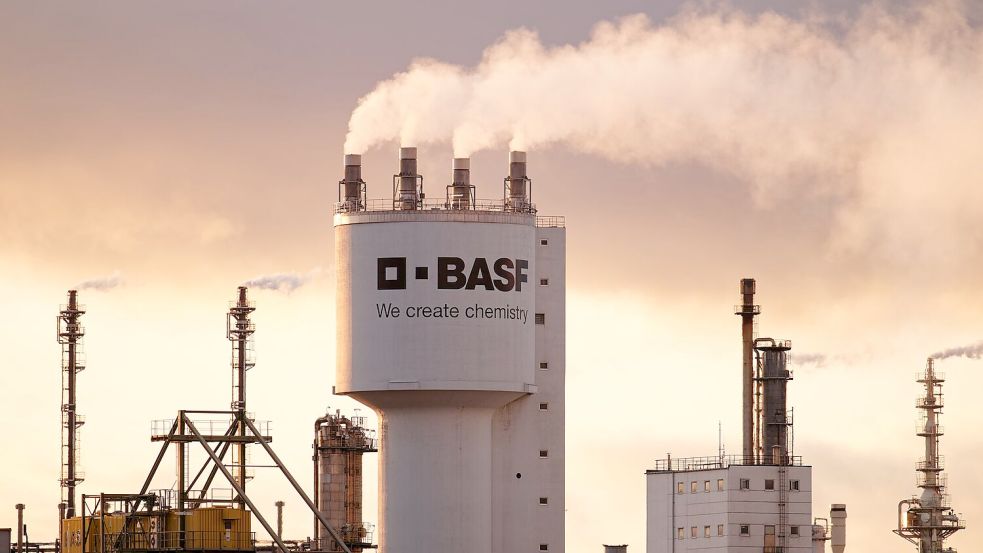 Die deutsche Chemieindustrie ist von der Konjunkturkrise besonders hart getroffen. Nun geht es für einen der wichtigsten deutschen Industriezweige wieder aufwärts - weil der Iran-Krieg die asiatische Konkurrenz noch härter trifft. (Symbolbild) Foto: Uwe Anspach