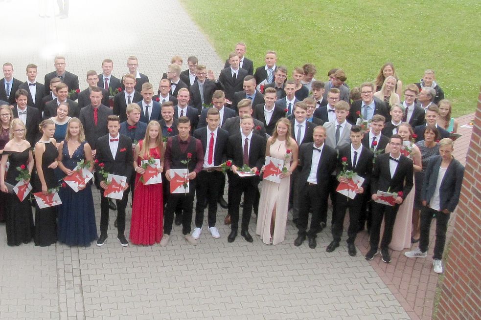 Für die feierliche Zeugnisübergabe kleideten sich die Absolventen der Hermann-Tempel-Gesamtschule entsprechend festlich. Anschließend feierten sie im Haus des Gastes. Foto: privat