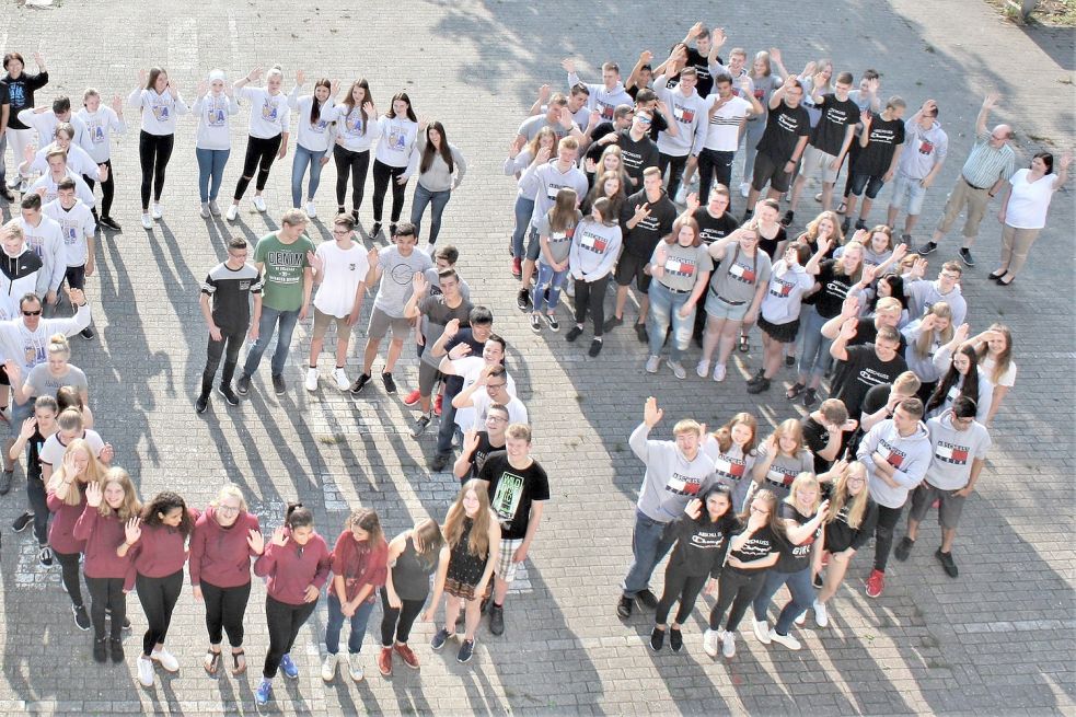Die Großefehntjer Schulabgänger kamen auf dem Schulhof zusammen, um zum Abschied den Schriftzug „KGS“ zu formen. Foto: privat