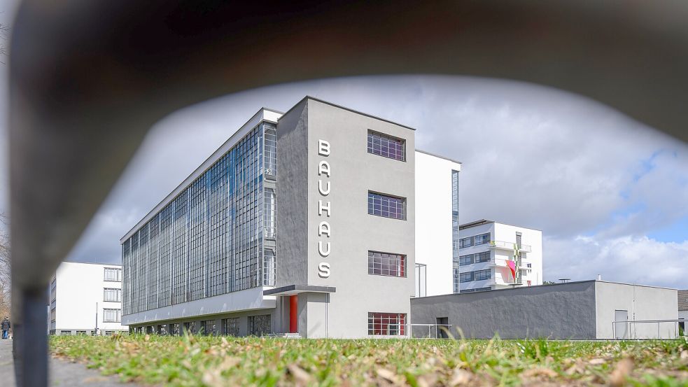 Licht und Schatten: 100 Jahre nach seinem Umzug nach Dessau polarisiert das Bauhaus wieder. Foto: picture alliance/Hendrik Schmidt