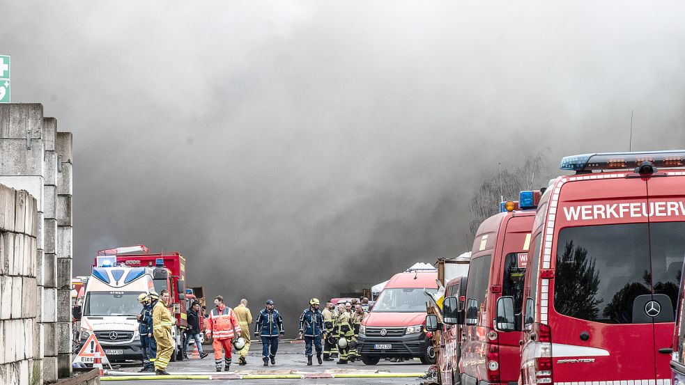 Dichter Rauch dominierte am Donnerstagvormittag die Einsatzstelle auf dem Gelände von Nehlsen E. Heeren in Leer. Foto: Klaus Ortgies