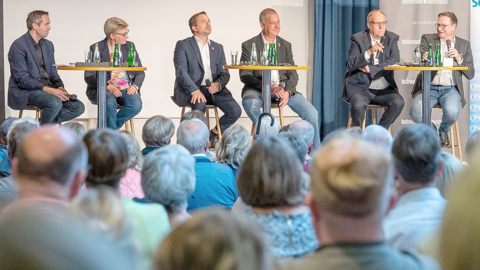 Rund 150 Zuhörer verfolgten in der IGS Aurich die Podiumsdiskussion mit (von links) Redakteur Aiko Recke, den Landratskandidaten Dr. Edith Ulferts (CDU), Helmut Emkes (FDP), Detlev Krüger (parteilos/Freie Wähler), Olaf Wiltfang (SPD) und Chefredakteur Lars Reckermann. Foto: Klaus Ortgies