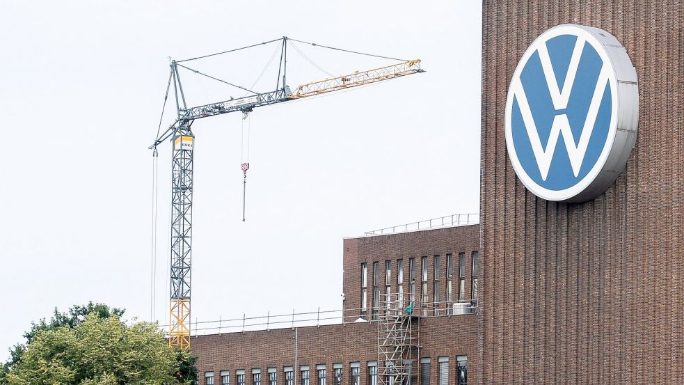 Bei Volkswagen hat es überraschend eine Einigung über die Sanierungspläne des Vorstands gegeben. (Archivbild) Foto: Julian Stratenschulte