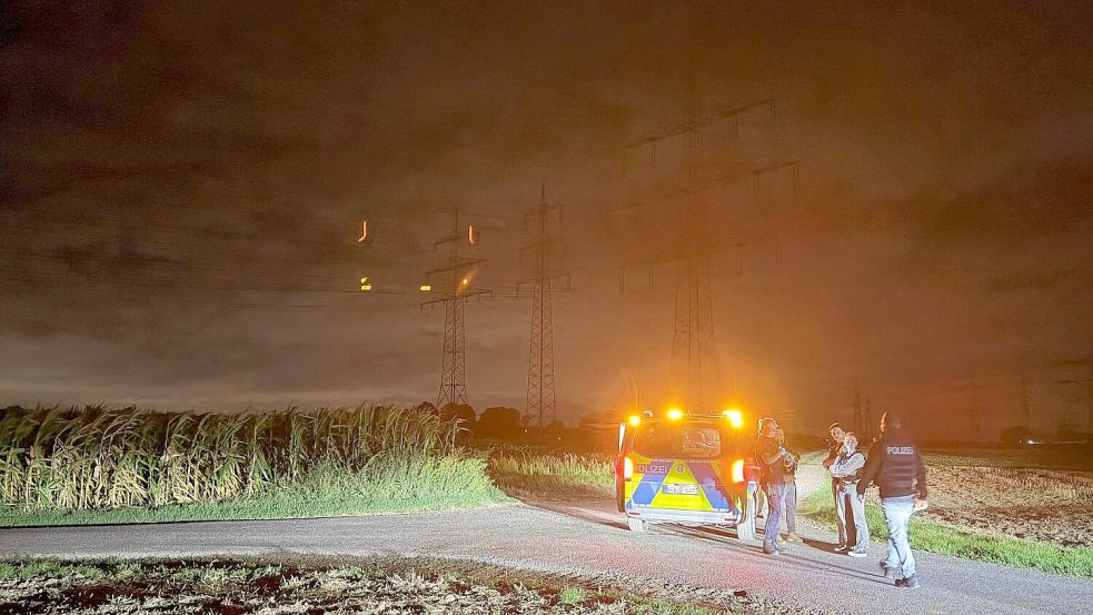 Polizei prüft verdächtigen Gegenstand an Umspannwerk. Foto: Jan Ohmen/dpa