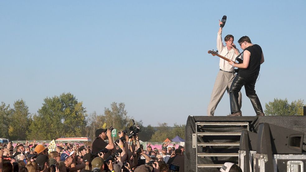So ähnlich hätte es beim Campus Festival aussehen können: Im August spielten die Giant Rooks auf dem Highfield Festival in Großpösna in Sachsen. In Osnabrück mussten die Veranstalter das Festival mit den Indie-Rockern aus Hamm absagen. Foto: Sebastian Willnow/dpa