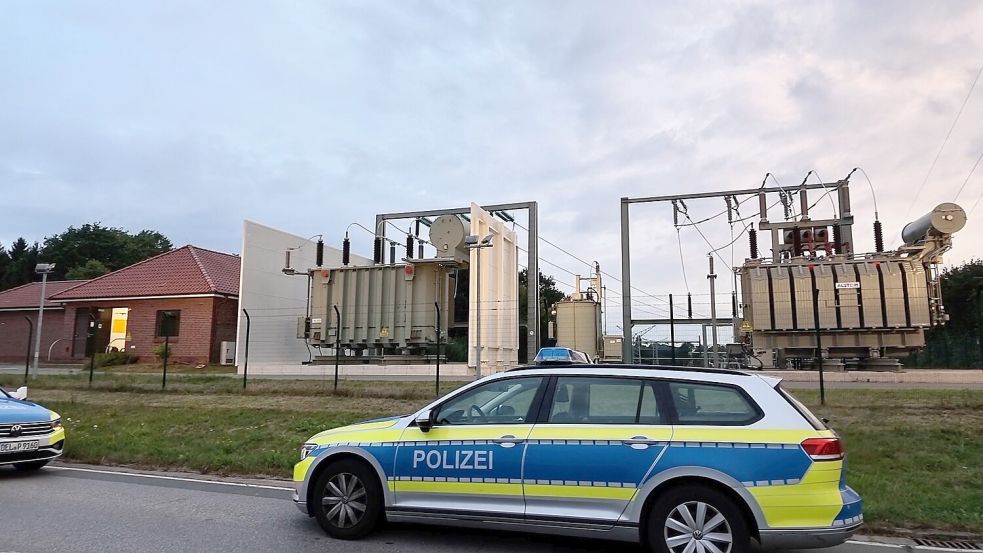 Am Freitag war die Polizei beim Umspannwerk in Ganderkesee im Einsatz. Der Bereich um die Anlage war bereits in der Nacht weiträumig gesperrt. Foto: Nonstopnews