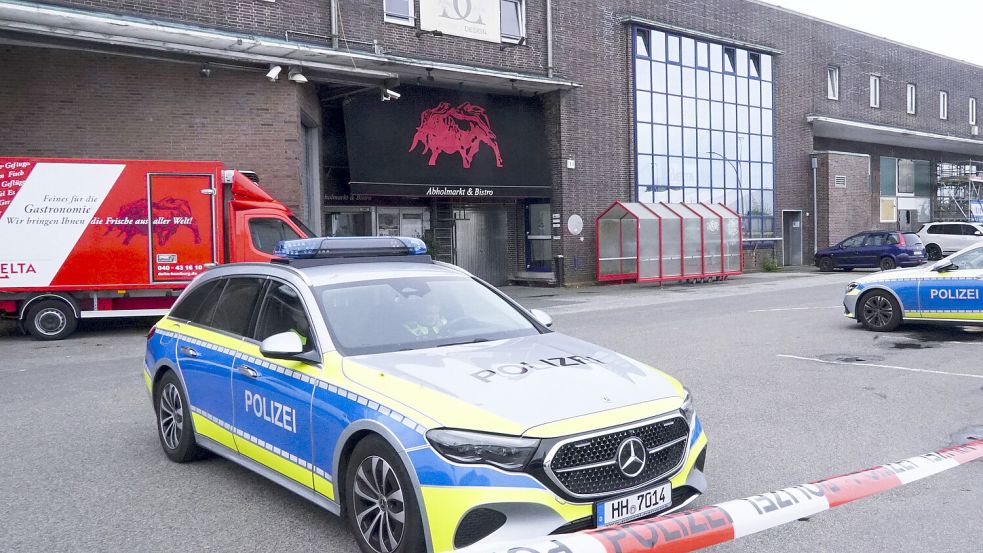 Der Morgen nach dem Doppemord: Die Polizei sichert den Tatort auf dem Gelände an der Lagerstraße. Foto: Imago/Breuel-Bild