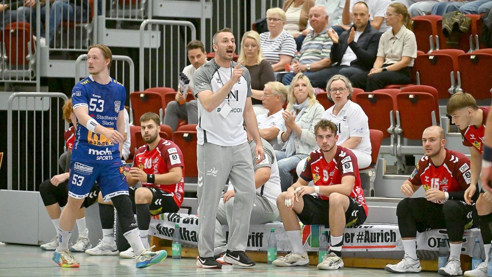 OHV-Trainer Kevin Wendlandt möchte von seinen Spielern beim Auswärtsspiel in Ahlen weniger Fehler sehen, als noch beim Heimspiel gegen Fredenbeck.Foto: Jens Doden (Blomberg)