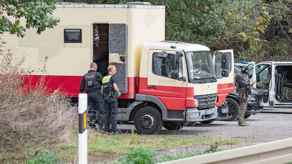 Dieser zu einem Wohnwagen umgebaute Lkw soll dem Tatverdächtigen gehören. Foto: Daniel Evers/WupperVideo/dpa