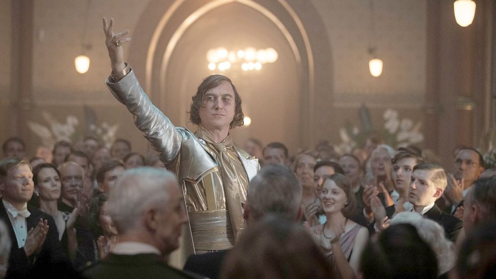Lars Eidinger in einer früheren Szene aus „Babylon Berlin“. (Archivbild) Foto: Frédéric Batier