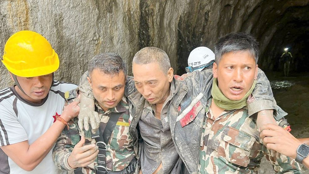 Rettungskräfte tragen einen Überlebenden der Sturzflutkatastrophe in Nepal. Foto: Uncredited