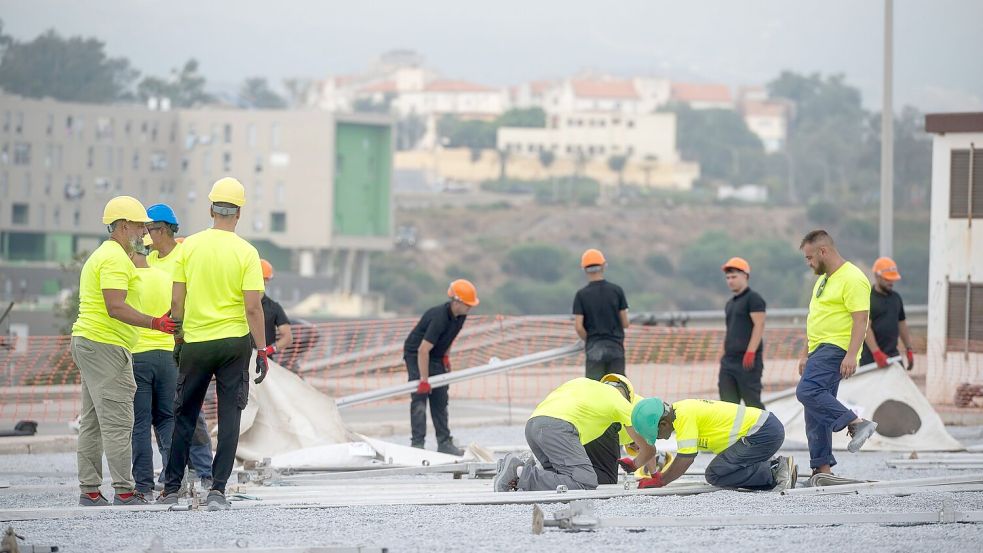 Spaniens Zentralregierung setzt sich über den Widerstand Ceutas gegen ein provisorisches Migrantenlager im Hafenbereich der Nordafrika-Exklave hinweg. Foto: Marcos Moreno/EUROPA PRESS/dpa