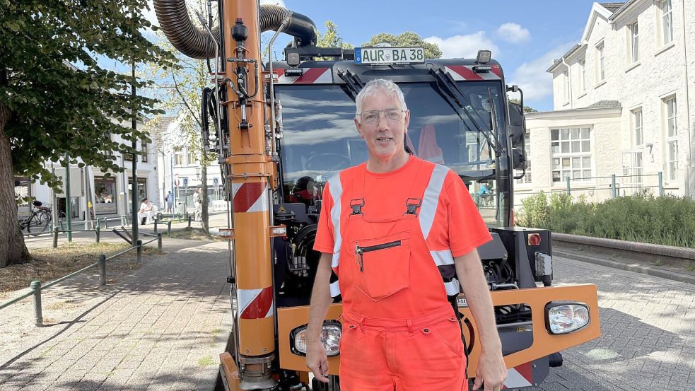 Manfred Hinz sorgt mit seinem Sinkkastenreiniger dafür, dass das Regenwasser gut ablaufen kann. Foto: Mieke Matthes