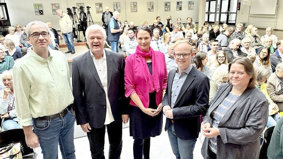 Die Bewerber Dr. Hans-Hermann Meyerholz (zweiter von links), Sarah Buss und Julian Jetses stellten sich im Foyer der IGS Aurich den Fragen der Redakteure Matthias Hippen (links) und Karin Böhmer (rechts). Foto: Klaus Ortgies