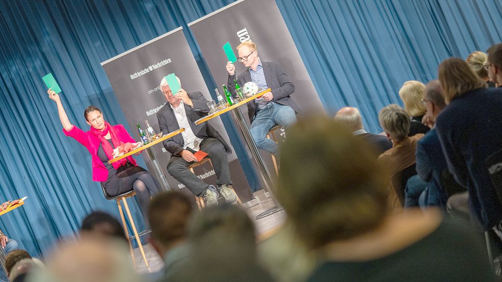 Bei der Schnellfrage-Runde mussten die Kandidaten Farbe bekennen (v.l.): Sarah Buss (parteilos), Hans-Hermann Meyerholz (parteilos) und Julian Jetses (SPD). Foto: Klaus Ortgies