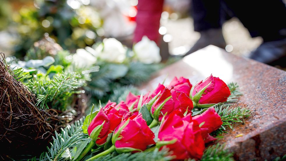 Eine Beisetzung kann schnell mit einem fünfstelligen Betrag zu Buche schlagen. Viele Menschen wollen daher vorsorgen, um der Familie die Kosten zu ersparen. Foto: IMAGO/Andreas Franke