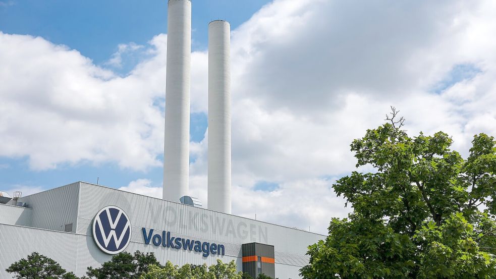 Blick auf das VW-Werk in Zwickau. Es ist Vorreiter der E-Mobilität bei Volkswagen. Doch seine Zukunft ist ebenso wie die der Standorte Emden, Hannover und Neckarsulm ungewiss. (Archivbild) Foto: Jan Woitas