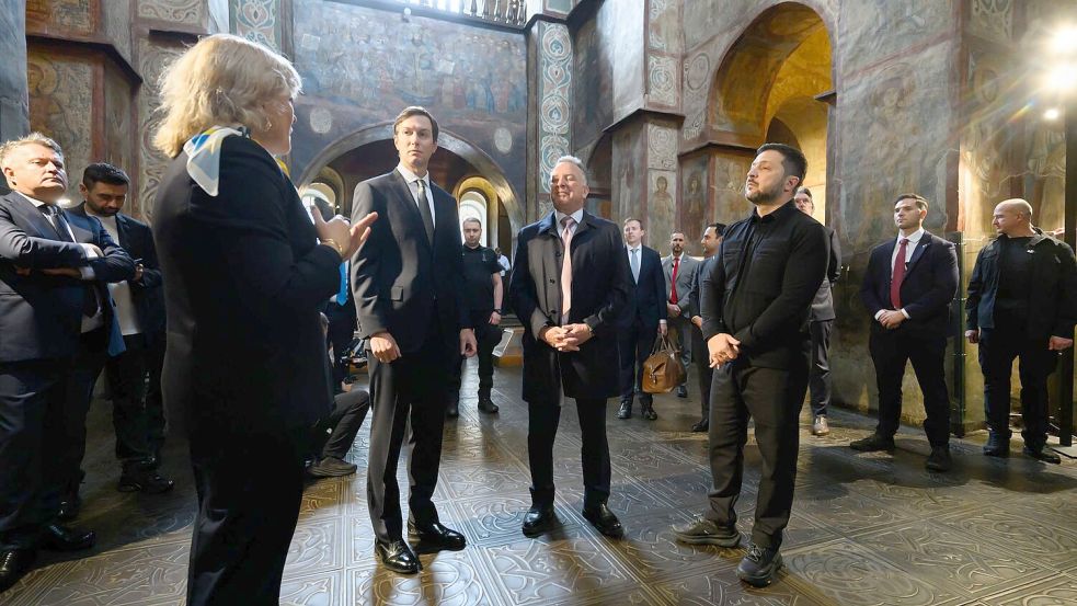 Selenskyj zeigte seinen Gästen die mittelalterliche Sophien-Kathedrale, ein Sinnbild der historischen Tradition der Ukraine. Foto: Uncredited
