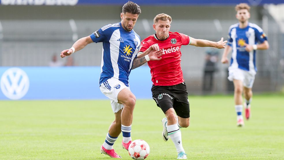 Semin Kojic (links) trat mit Kickers Emden am Sonntag beim Bremer SV an. Foto: Jens Doden/Emden