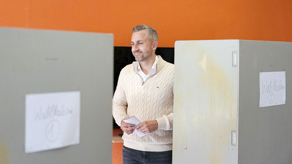 AfD-Spitzenkandidat Ulrich Siegmund wählte in Tangermünde. Foto: Kay Nietfeld/dpa