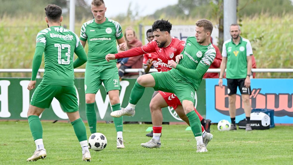 Fast eine Stunde lange kontrollierten die Ihlower (grüne Trikots) beim Heimspiel gegen Aurich Ball und Gegner. Nach einem verwandelten Elfmeter der Gäste veränderte sich das Spielgeschehen. Es entwickelte sich ein Spiel auf Augenhöhe. Foto: Jens Doden (Blomberg)