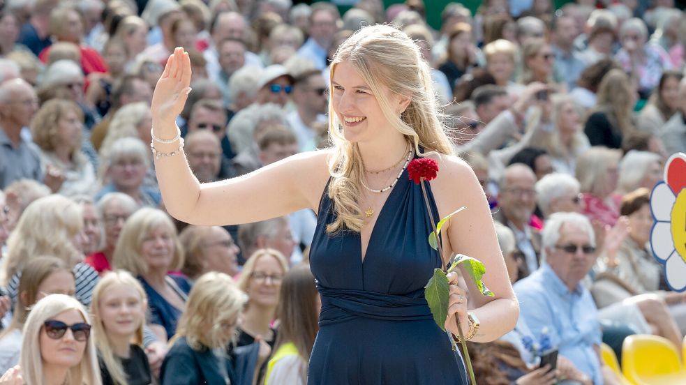 Larissa Kahmann stellte sich vor der Wahl dem Publikum vor. Sie wurde als Anemone I. zur neuen Blütenkönigin gewählt. Foto: Klaus Ortgies