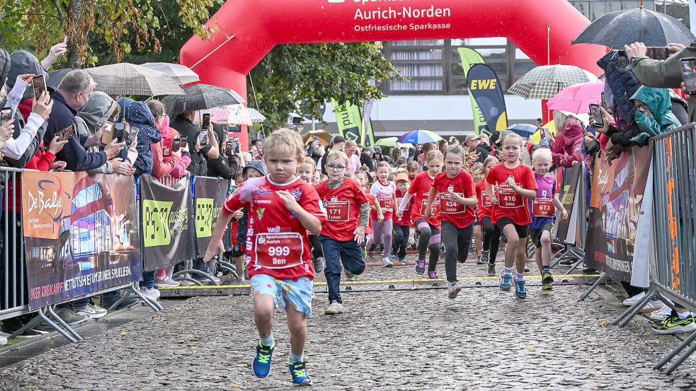 Die Bambini machten den Anfang beim 18. Auricher Sparkassenlauf. Insgesamt machten mehr als 1000 Läuferinnen und Läufer mit. Foto: Stephan Friedrichs