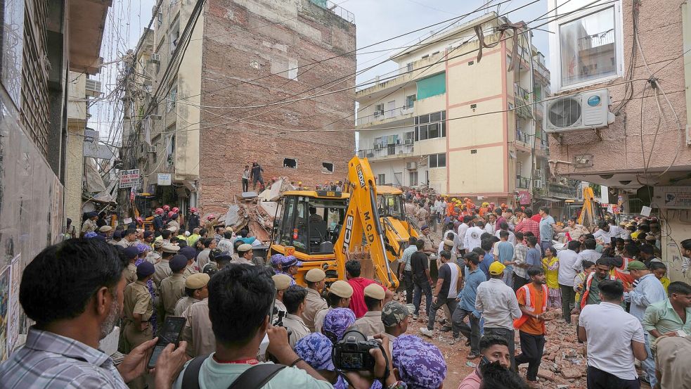 Rettungskräfte suchen in Neu-Delhi unter den Trümmern eines eingestürzten Gebäudes nach Überlebenden. Foto: Rajesh Kumar Singh