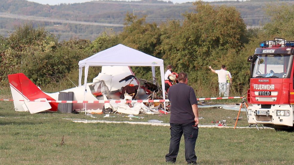 Bei dem Flugzeugabsturz im hessischen Viernheim sind zwei Männer gestorben, eine Frau und ein Kleinkind wurden schwerst verletzt. Foto: Rene Priebe/PR-Video/dpa