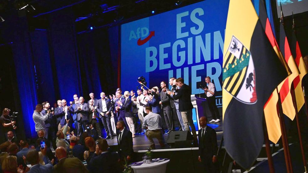 Die AfD feiert am Wahlabend. Foto: Sebastian Gollnow/dpa
