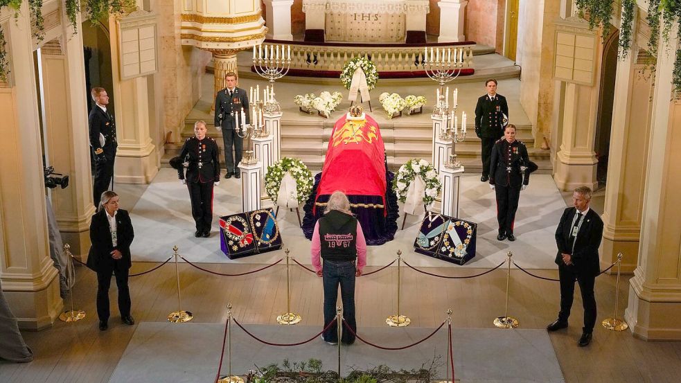 Viele Norwegerinnen und Norweger wollen sich am Sarg von König Harald V. verabschieden. Bis zum Tag vor dessen Begräbnis können sie das in der Schlosskapelle tun. Foto: Fredrik Varfjell/NTB/dpa