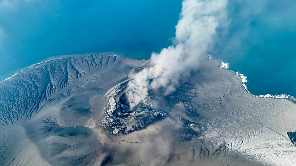 Auf einem Drohnenfoto ist zu sehen, wie der Anak Krakatau Aschewolken ausstößt. Foto: --/PVMBG via XinHua/dpa