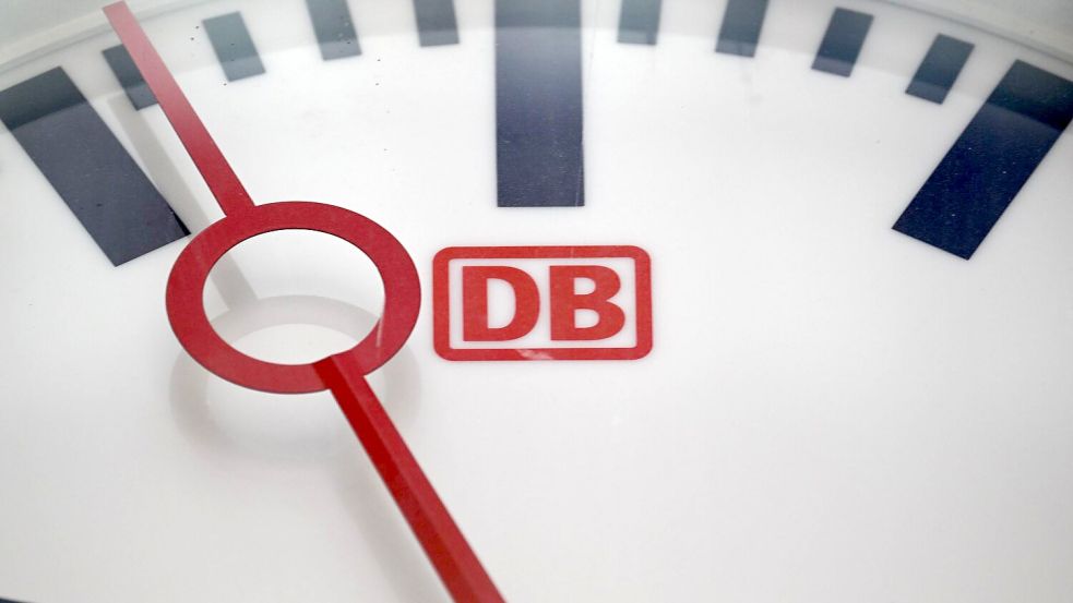 Die Deutsche Bahn konnte sich bei der Pünktlichkeit im August nur leicht verbessern. (Archivbild) Foto: Robert Michael/dpa