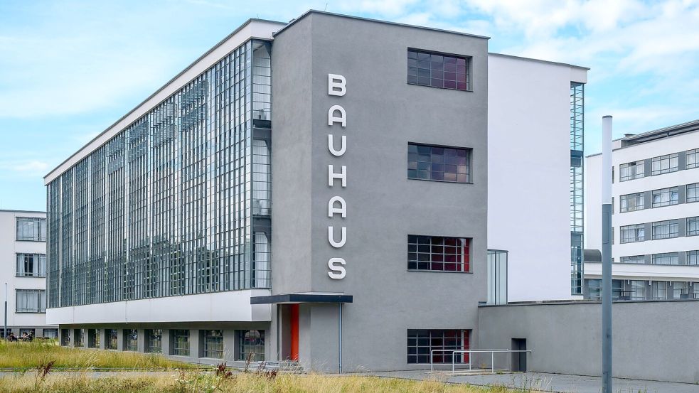 100 Jahre nach seinem Umzug nach Dessau polarisiert das Bauhaus wieder. Foto: picture alliance/Hendrik Schmidt Foto: IMAGO/Wolfgang Simlinger