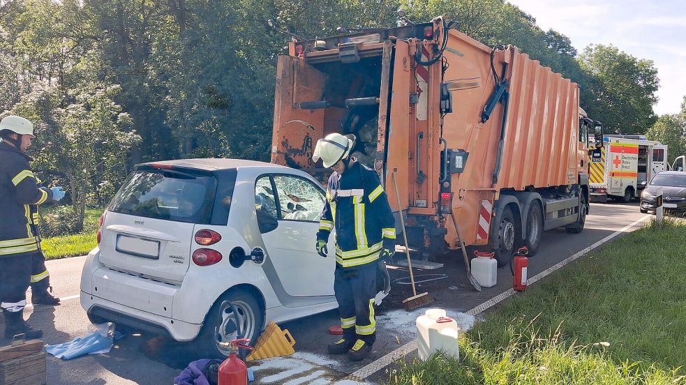 Die Feuerwehr sicherte die Unfallstelle ab. Foto: Joachim Rand/Feuerwehr Weener