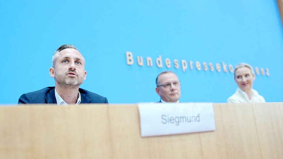 AfD-Spitzenkandidat Ulrich Siegmund versucht Abgeordnete anderer Parteien auf die Seite der AfD zu ziehen, damit es für die erste AfD-Regierungsmehrheit in einem Bundesland reicht. Die AfD-Chefs Alice Weidel und Tino Chrupalla erhoffen sich dadurch einen Schub für ihre Partei auch im Bund. Foto: Kay Nietfeld/dpa