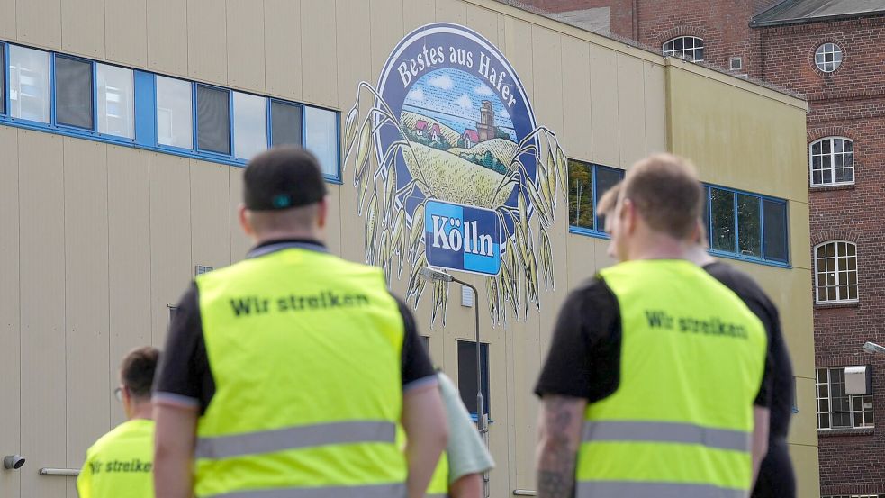 Beschäftigte von Kölln sammeln sich zu einer Streikkundgebung vor dem Werk. Foto: Marcus Brandt/dpa