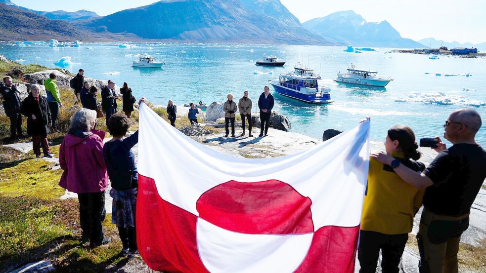In Qoornoq wurden die Gäste von Einheimischen mit einer Fahne Grönlands begrüßt. Foto: Mads Claus Rasmussen/Ritzau Scan