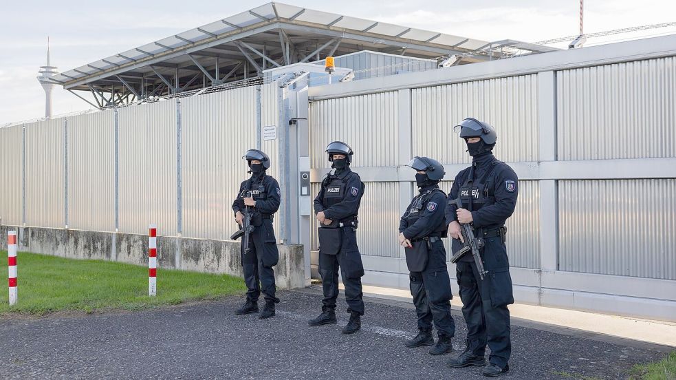 Scharfe Sicherheitsvorkehrungen am Prozessgebäude. Foto: Rolf Vennenbernd