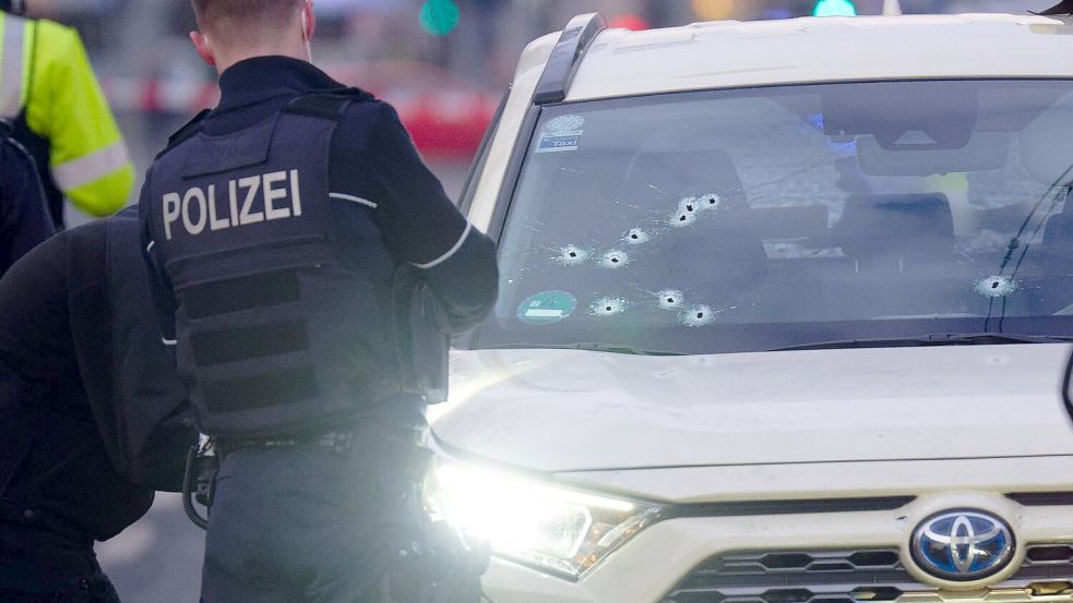 Zehn Einschusslöcher: Das Taxi am Tatort. (Archivbild) Foto: Henning Kaiser