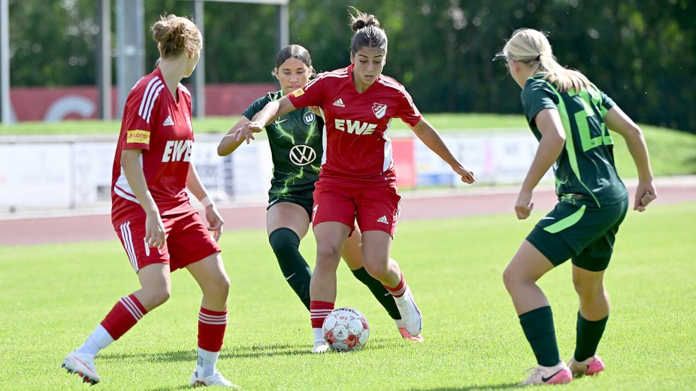 Die SpVg-Frauen taten sich schwer gegen die junge und agile Mannschaft aus Wolfsburg. Foto: Jens Doden (Blomberg)